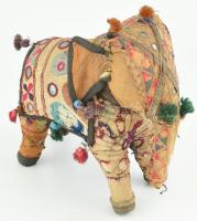 Indiai színes elefánt bábu, fa alapon szövet, gyöngy, fonal és műanyag rátétekkel, kopottas, helyenként szakadozott, m: 23x23 cm