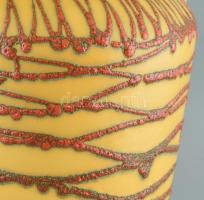 Pesthidegkúti váza a "Korall" sorozatból. Tervező: Csizmadia Margit (1925-1991). Színes má...