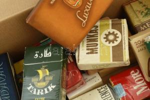 cca 37 db dohány, részben bontatlan, benne gyűjtői darabok, vegyes méretben. (Budavár, Fecske, Dózsa...