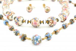 Muránói üveg ékszerek, 2 db virágmintás nyaklánc, 1 pár virágos fülbevaló, fa dobozban