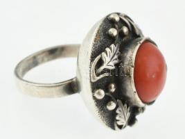Ezüst (Ag) gyűrű korall berakással, jelzett, a korallon kisebb sérülések, m:52, bruttó: 12,28g
