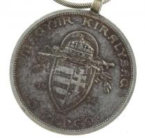 Vegyes ezüst (Ag) ékszerek (4 db lánc, 1 db ankh medál, 1 db 1938-as 5 pengős medál) jelzettek, nett...