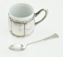 Ezüst(Ag) mokkás csésze porcelánbetéttel és mokkás kanál, jelzett, m: 5 cm, h: 10,5 cm, bruttó: 83,19 g