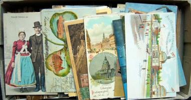 900 db legnagyobbrészt régi magyar képeslap, főleg a történelmi Magyarország városképei, kevés népviselet és egyéb, érdemes megnézni / 900 mostly old Hungary and territories, topography, folklore, etc.