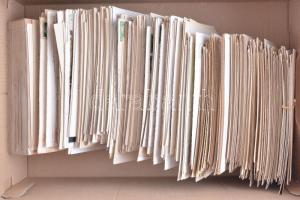 770 db régi külföldi városképes lap, érdekes, változatos anyag cipős dobozban. / Shoebox full of old...