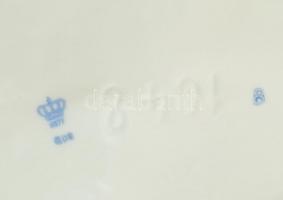 Csellózó hölgyet ábrázoló porcelán figura, jelzett (sérült) m: 23cm