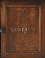 Fali gyógyszeres szekrényke, Zayugróc (Trencsén vármegye), Sérült, kopott, jelzett, m: 40 cm