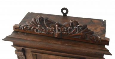 Fali gyógyszeres szekrényke, Zayugróc (Trencsén vármegye), Sérült, kopott, jelzett, m: 40 cm