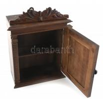 Fali gyógyszeres szekrényke, Zayugróc (Trencsén vármegye), Sérült, kopott, jelzett, m: 40 cm