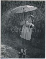 1944 Nem félek az esőtől!, Járai Rudolf (1913-1993) fotóriporter pecséttel jelzett fotója, 23,5x18 cm