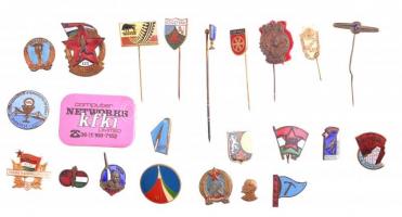 Vegyes 23db-os vegyesen külföldi és magyar, nagyrészt a szocialista időszakból, közte jelvény és kitűző tétel, közte 1980. "A szovjet-magyar űrrepülés" műgyantás és szovjet űrkutatással kapcsolatos zománcozott jelvények, 1938. "XXXIV. Nemzetközi Eucharisztikus Kongresszus Budapest "Taurus", "DISZ", "MHK" jelvények T:vegyes több jelvény tű nélkül