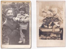 15 db VEGYES fotó és képeslap: gyermek és játék / 15 mixed photos and postcards: children, toys