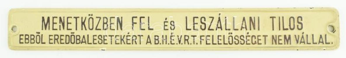 "Menetközben fel és leszállni tilos, ebből eredő balesetekért a B.H.É.V. R.T. felelősséget nem vállal.", régi, festett öntöttvas BHÉV tábla, kis lepattanásokkal, 30,5x4 cm