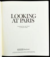 Looking at Paris. Paris, 1973, Hachette. Angol nyelven. Gazdag képanyaggal illusztrált. Kiadói egész...
