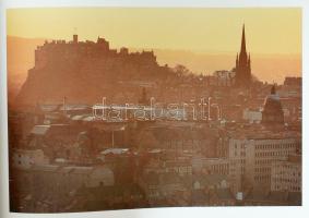 Jim Crumley: Portrait of Edinburgh. Colin Baxter fotóival. Edinburgh, 1994, Lomond Books. Gazdag kép...