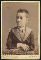 cca 1900 Muszlim(?) kisfiú, ruháján félholddal és csillaggal, keményhátú kabinetfotó Szerdahelyi budapesti műterméből, kissé kopott, 16x11 cm