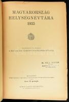 1933 Magyarország helységnévtára. Szerk. és kiadja: A M. Kir. Központi Statisztikai Hivatal. Bp., 1933., Hornyánszky Viktor Rt., X+839+1 p. + 7 (térképek, 1 kétoldalas) t. + 8 p. Kiadói egészvászon-kötés, kopott borítóval, két szakadt lappal, sérült gerinccel.