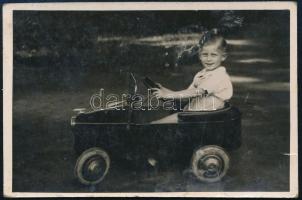 1942 Gyermek pedálos autóval 6x9 cm