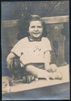 cca 1950 Régi gyermekfotó kerekes nyuszi játékkal 18x12 cm