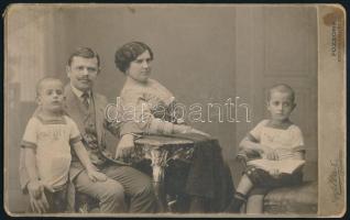 cca 1910 Pozsony, katona feleségével és családi portré, 2 db keményhátú fotó Apfel Ottó L. és Mindszenty műterméből, 16,5x10,5 cm és 21x13 cm