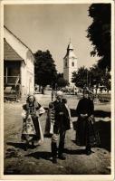 Torockó, Rimetea, Trasco; család az utcán, templom. J. Fischer 1935. / family on the street, church