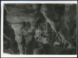 cca 1958 Markovics Ferenc (1936-2019): Kisfaludi Strobl Zsigmond műtermében, feliratozott vintage fotó, 12x9 cm