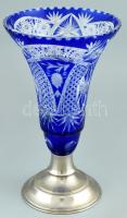 Kék ólomkristály üveg váza fém talpon, csorba, m: 29 cm