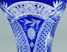 Kék ólomkristály üveg váza fém talpon, csorba, m: 29 cm