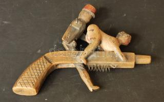 Század eleji humorosan erotikus fafaragvány, pisztoly formájában