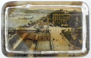 Budapesti látképpel (Lánchíd, pesti hídfő) díszített, régi üveg levélnehezék, egyik sarkán kissé sérült, alján kopott, 10x6,5 cm