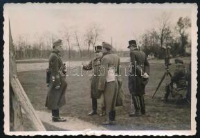 cca 1940 Katonatisztek megbeszélése feliratozott fotó 6x9 cm
