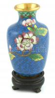 Kínai rekeszzománc (cloisonne) kis váza, faragott fa talppal, apró kopásnyomokkal, m: 12 cm