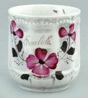 Virágmintás porcelán emlékbögre, kézzel festett, jelzés nélkül, kopásnyomokkal, m: 8,5 cm