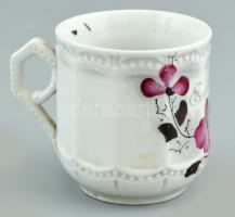 Virágmintás porcelán emlékbögre, kézzel festett, jelzés nélkül, kopásnyomokkal, m: 8,5 cm