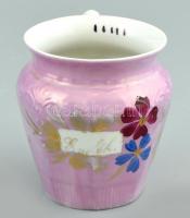 Virágmintás, rózsaszín porcelán emlékbögre, kézzel festett, jelzés nélkül, kopásnyomokkal, m: 9,5 cm