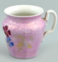 Virágmintás, rózsaszín porcelán emlékbögre, kézzel festett, jelzés nélkül, kopásnyomokkal, m: 9,5 cm