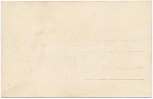 Komárom, Komárnó; téli kikötő, háttérben a hajógyár, uszályok, "OREL" típusú lapátkerekes ...