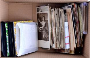 Képeslap hagyaték: kb 360 db régi képeslap, főleg művészeti és üdvözlő, kevés külföldi városképes la...