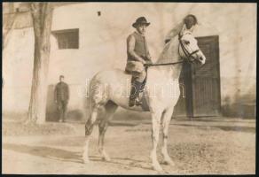 cca 1910-1920 Lovas, a háttérben katonával, nagyméretű fotó, hátoldalán ragasztásnyomok, 26,5x18 cm