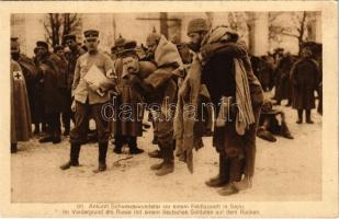 Ankunft Schwerverwundeter vor einem Feldlazarett in Sejny. Im Vordergrund ein Russe mit einem deutschen Soldaten auf dem Rücken / Súlyosan sérült katonák tábori kórházba érkezése / WWI German military, arrival of the seriously wounded at the field hospital in Sejny. Phot. E. Benninghoven