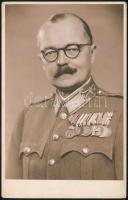 cca 1940 Katonatiszt kitüntetésekkel, fotólap Hapák J. debreceni műterméből, pecséttel jelzett, 13,5×8,5 cm