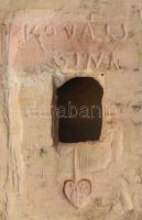 Kovács Gina: Art deco nő. Színes mázakkal festett kerámia, jelzett, kopott, apró csorbákkal, m:25cm