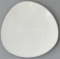 2 db Zsolnay, Török János, fehérmázas porcelán (váza, tányér) jelzett, kopott, vaspö9ttyökkel, m:27c...
