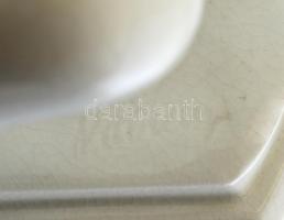 Patay jelzéssel: Női akt. Fehér mázas fajansz, mázrepedésekkel, sérült. 25x23cm