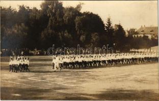 Nagyszeben, Hermannstadt, Sibiu; Iskolai felvonulás és bemutató a szülők előtt / school parade. E. Fischer photo