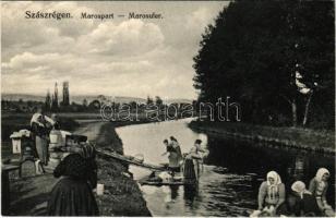 Szászrégen, Reghin; Marospart mosóasszonyokkal. Bischitz J. / Marosufer / Mures river, washing women