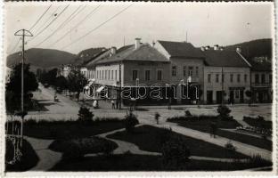 1934 Székelyudvarhely, Odorheiu Secuiesc; Fő tér, bank, Schuller és Lőrinczy Zakariás üzlete. Foto Lux / Banca Cetatea / main square, bank, shops. photo