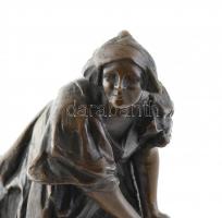 Damkó József (1872-955): Mosónő a vág partján. Öntött, patinázott, bronz, kopott, jelzett, márvány t...