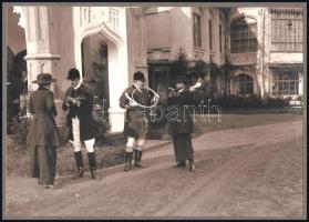 cca 1930 Főúri készülődés falkavadászathoz, Balogh Rudolf (1897-1944) fotóművész szárazpecséttel jel...