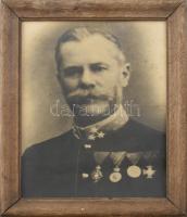 cca. 1920 Éder Pál (1849-1916) ezredes, a soproni cs. és kir. báró Salis-Soglio Gyalogezred tisztjének keményhátú portré fotója, törésnyomokkal. 32x25cm
